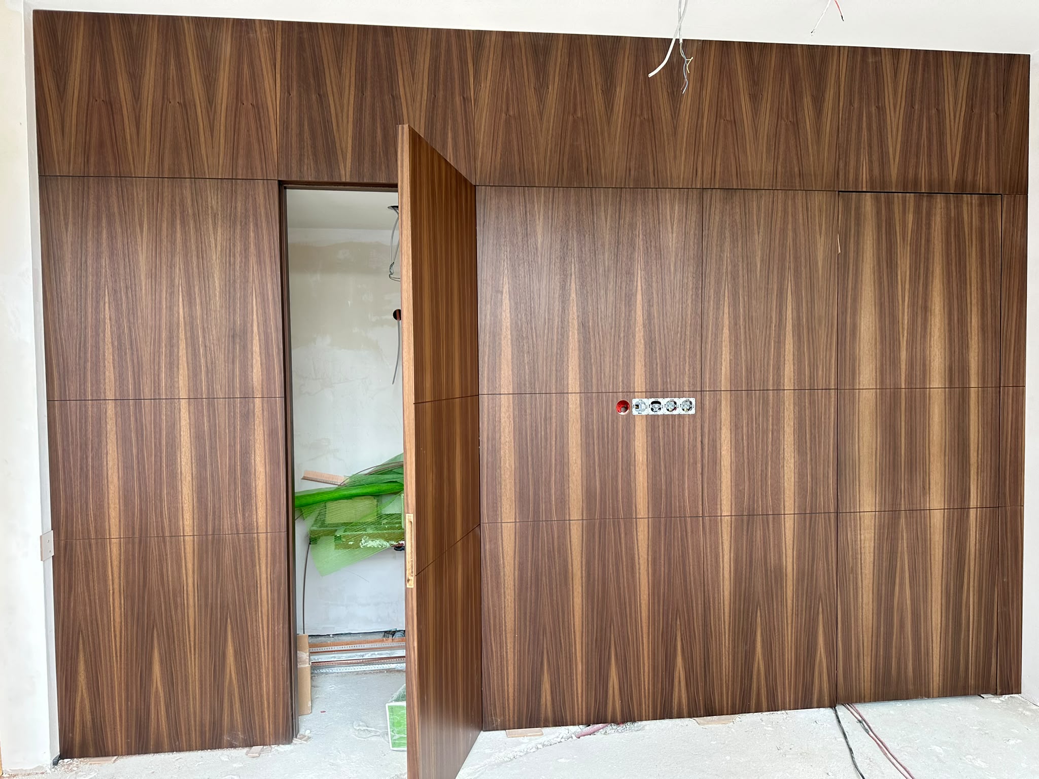 Seba Harmoni satış ofisi ahşap panel ve kapı uygulaması